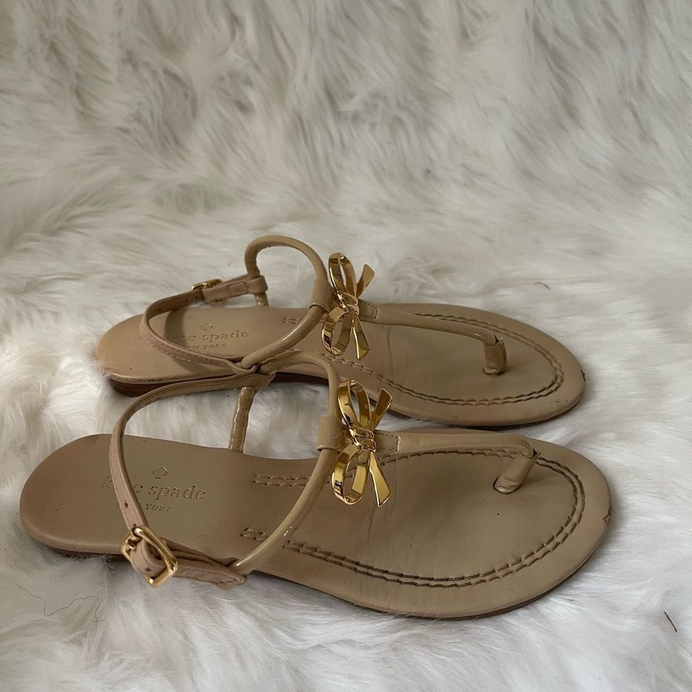 Kate spade khaki thong sandals embellished with a gold tone bow size 6M - Picture 3 of 10